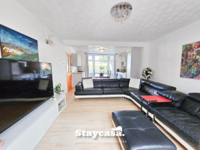 Inviting & Spacious 6bdr Home With Free Parking!